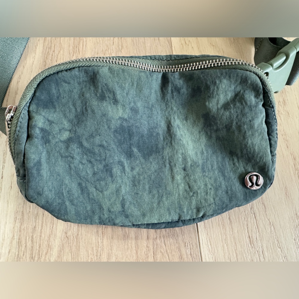 Lululemon belt bag in green with subtle tie dye pattern!